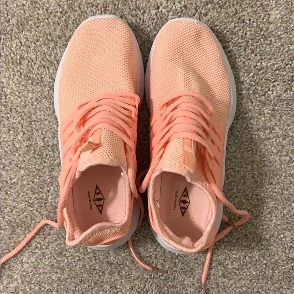 BRAND NEW SIZE 7 MESH SNEAKERS